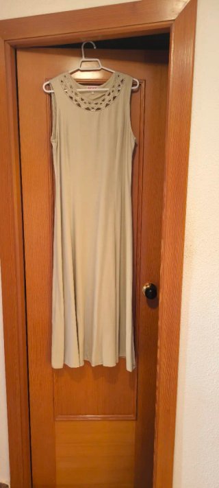 Vestido largo sin mangas beige