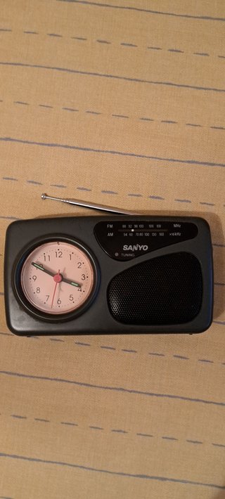 Radio Sanyo con Reloj Analógico