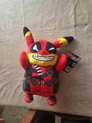 Peluche Pikachu Deadpool | Parodia Marvel Pokémon