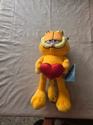 Peluche Garfield con corazón