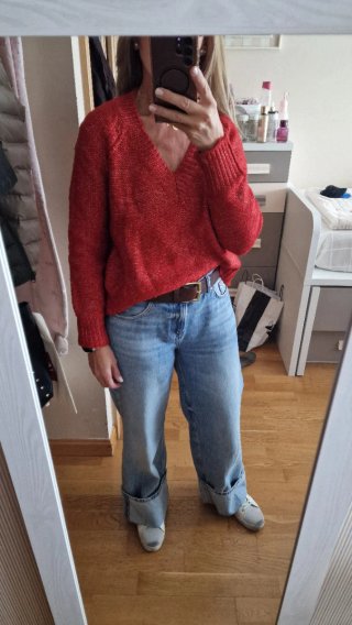 Jersey de punto con cuello de pico rojo. Mango