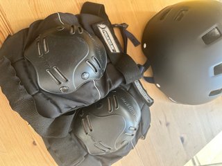 Casco Oxelo y Rodilleras Powerslide Negros