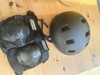 Casco Oxelo y Rodilleras Powerslide Negros