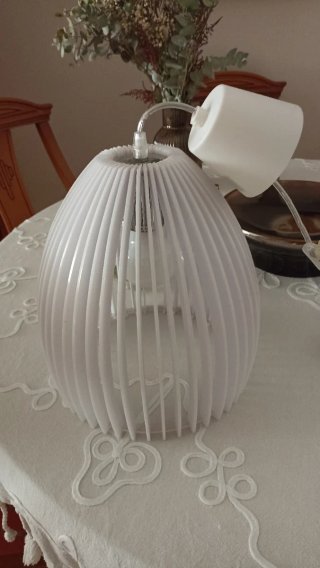Lámpara de techo blanca estilo minimalista