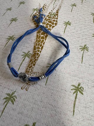 Pulsera Azul con Detalle Triskel