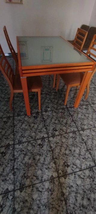 Mesa de comedor con 4 sillas