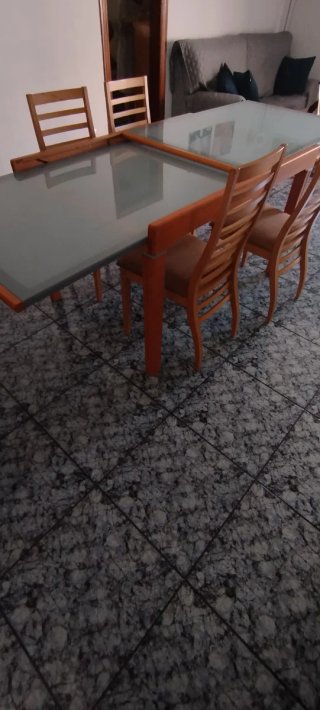 Mesa de comedor con 4 sillas