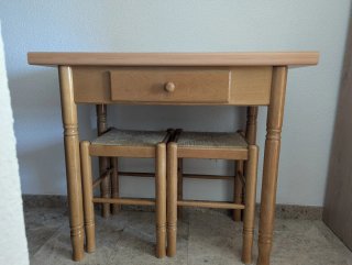 Mesa de cocina extensible con dos taburetes