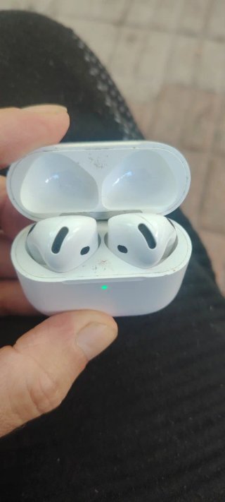 Apple AirPods 4