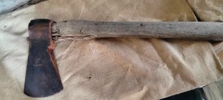 Ascia d'epoca con manico in legno