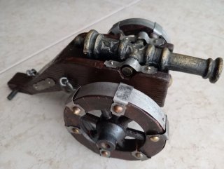 Cañón antiguo bronce y madera