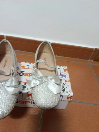 Zapatos niña Dospies plateados con lazo