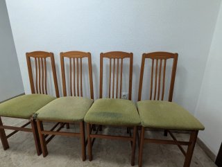 Set de 4 sillas de salón de madera.