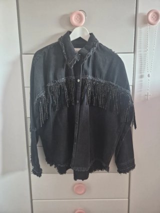 Cazadora denim negra con flecos Zara