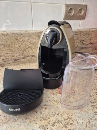 Cafetera Nespresso Krups (necesita reparación)