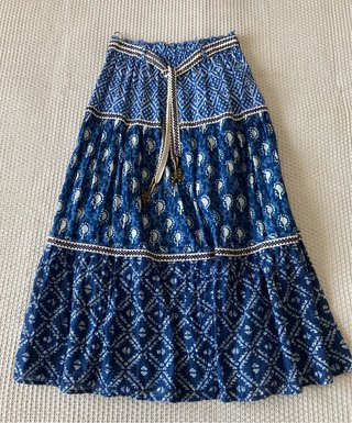 Falda larga Zara estampada azul y blanca