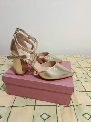 Zapatos de tacón DO dorados