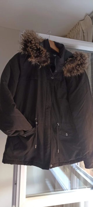Parka mujer negra con capucha de pelo