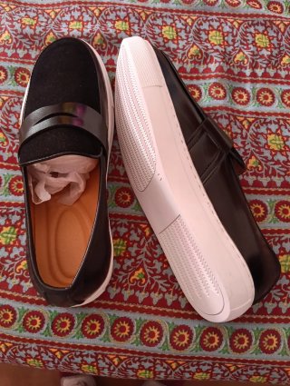 Mocasines de hombre negros y blancos