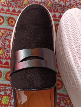 Mocasines de hombre negros y blancos