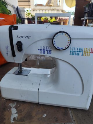 Máquina de coser Lervia