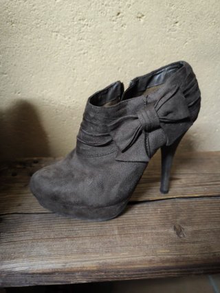 Botines Marrones con Lazo