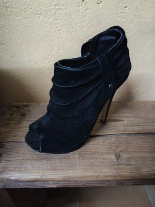 Botines Negros con Abertura Delantera