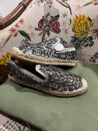 Zapatos tipo alpargata con pedrería