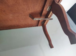 Mesa auxiliar de cama  Madera Grabada