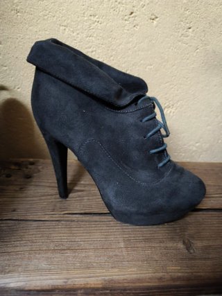 Botines Grises de Tacón con Cordones
