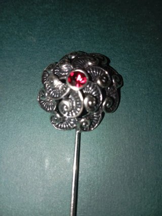 Alfiler antiguo con forma de flor