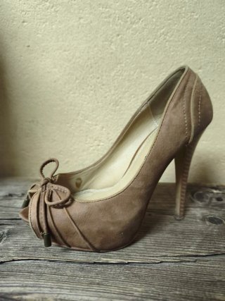 Zapatos de tacón marrones
