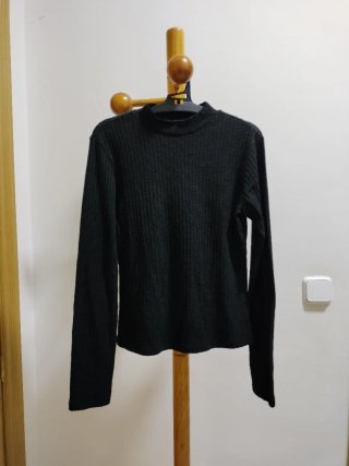 Jersey negro cuello alto