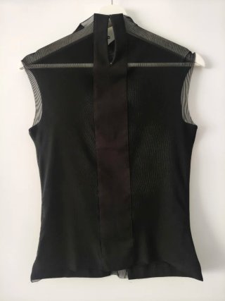Blusa Negra sin Mangas con Transparencias