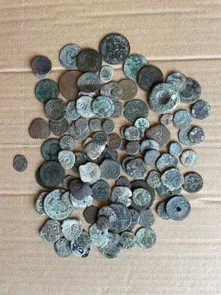 Lote de 100 monedas sin limpiar ( hay romanas )