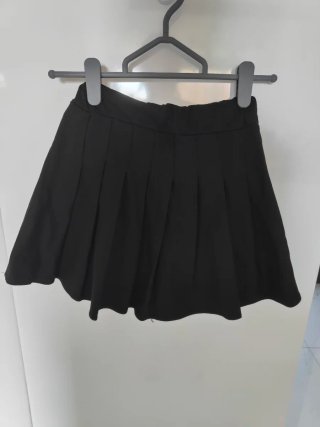 Falda corta negra plisada