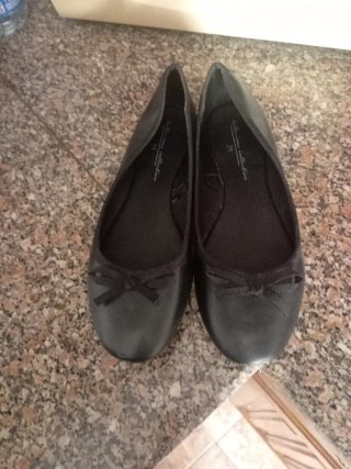 Sapatos rasos pretos com laço