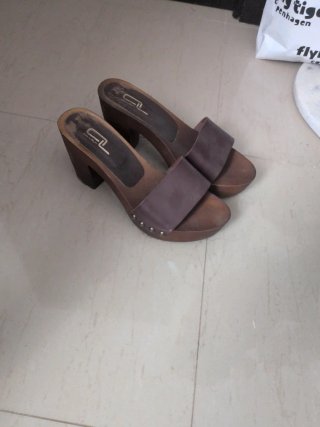 Zapatos de tacón de madera marrones