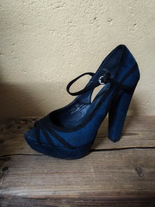 Zapatos de tacón azul y negro