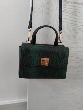 Bolso pequeño verde/negro con detalles dorados