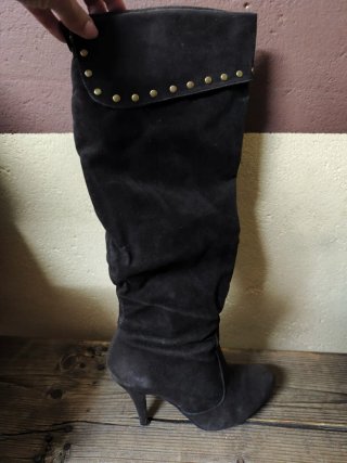 Bota alta marrón con tachuelas