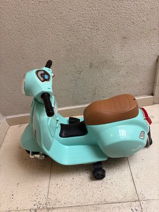 Moto Eléctrica Vespa COMO NUEVA 18-36 Meses 6V