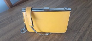 Bolso de mano color mostaza con cadena