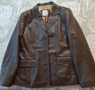 Americana de piel Corty Bennett, color chocolate