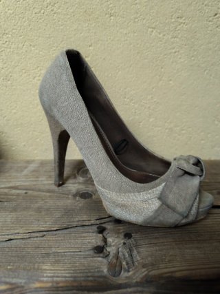 Zapatos de tacón beige con lazo