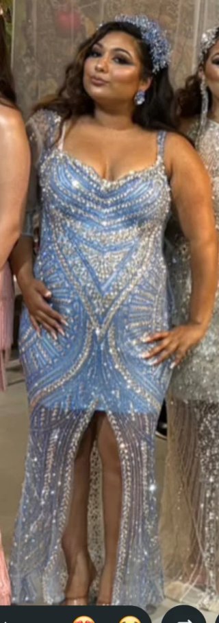 Vestido de pedrería azul y plata con complementos
