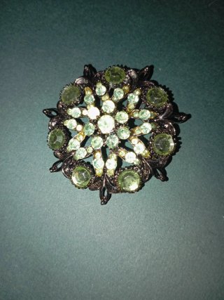 Broche antiguo con cristales de uranio