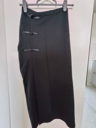 Falda larga negra con botones decorativos