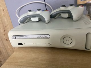 Consola Xbox 360 con 4 mandos y accesorios