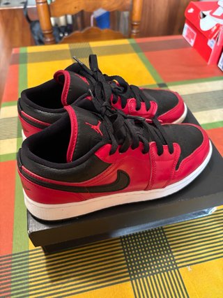 Zapatillas Jordan Rojas y Negras